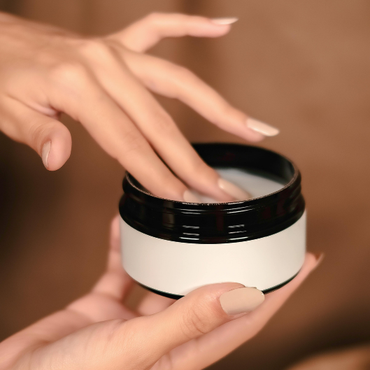 Deux mains se tenant. L'une d'elles porte du vernis à ongles noir.