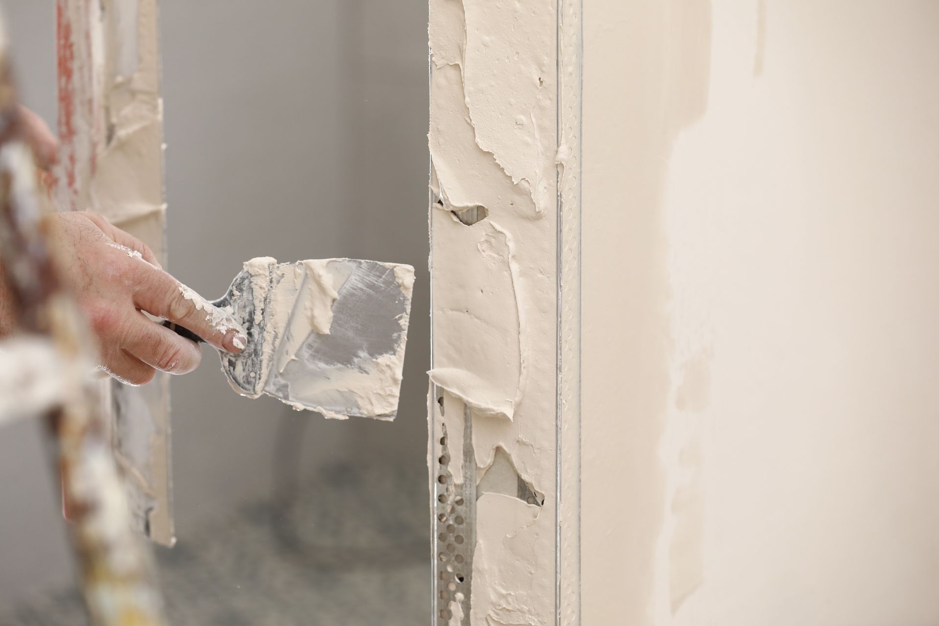 Application de peinture sur un mur