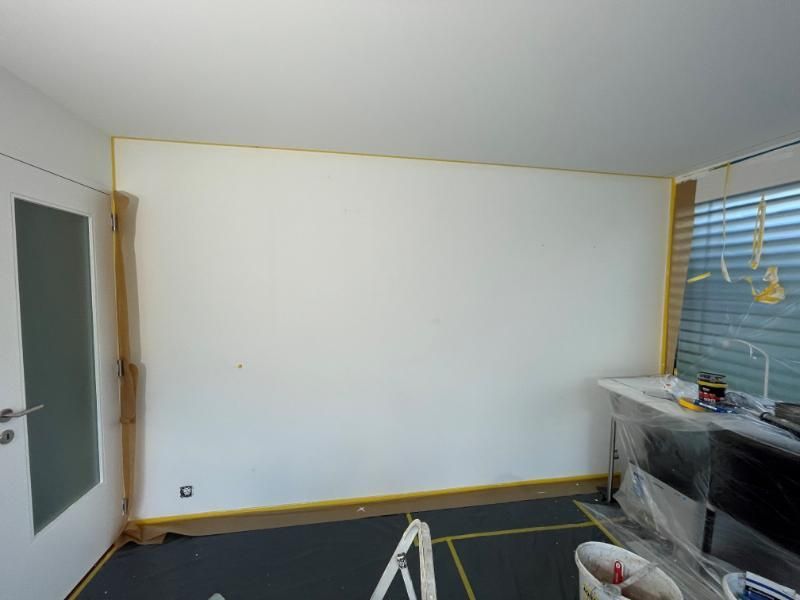 Un salon avec un canapé , une chaise , une table et une fenêtre.