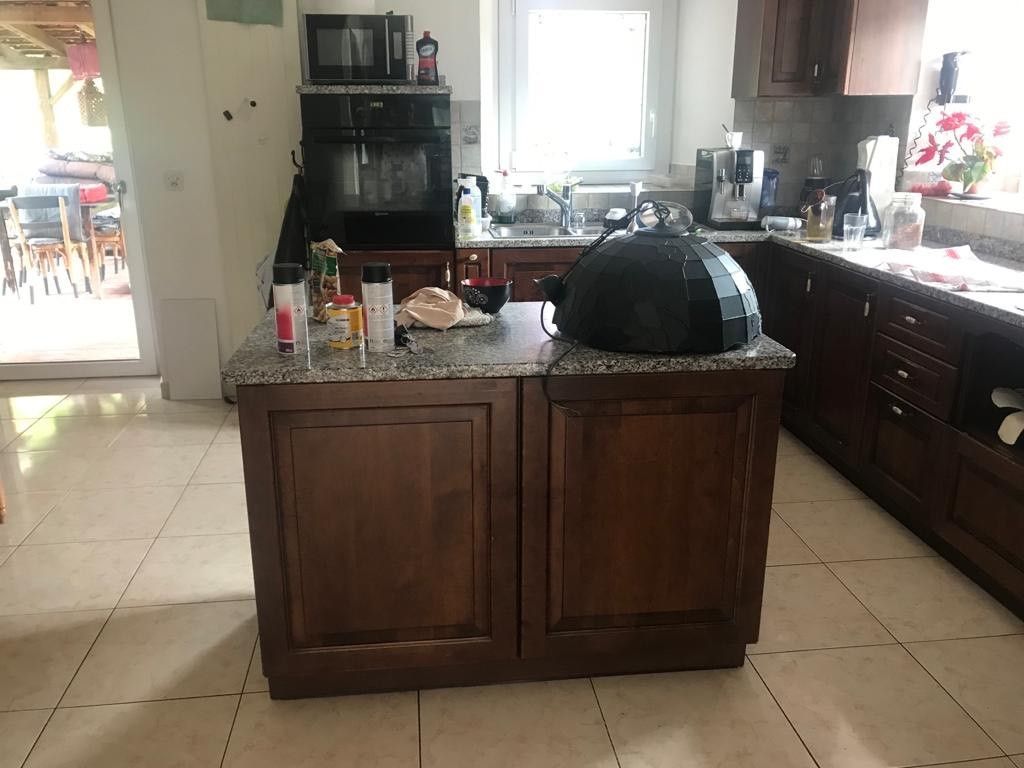 Une cuisine avec un grand îlot au milieu avant rénovation