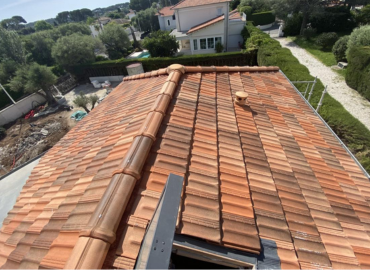 Une vue aérienne d'un toit en tuiles d'une maison