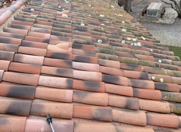 Un toit avec beaucoup de tuiles et un pulvérisateur dessus