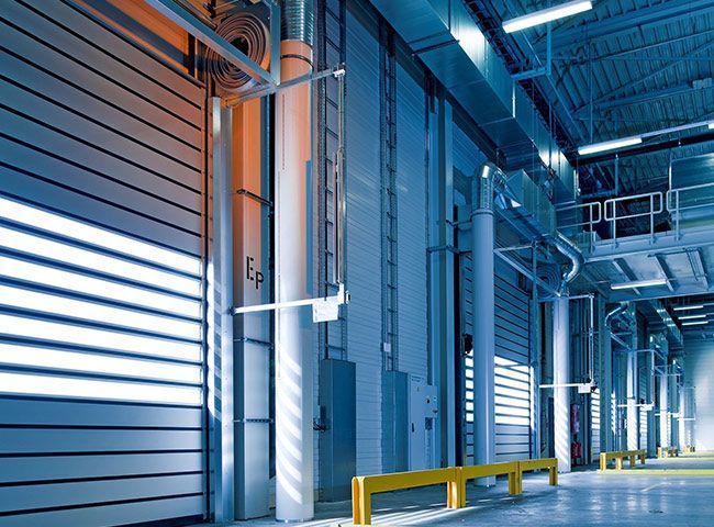 Portes roulantes dans un entrepôt