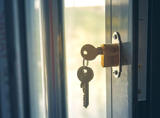 Clés dans une serrure de porte