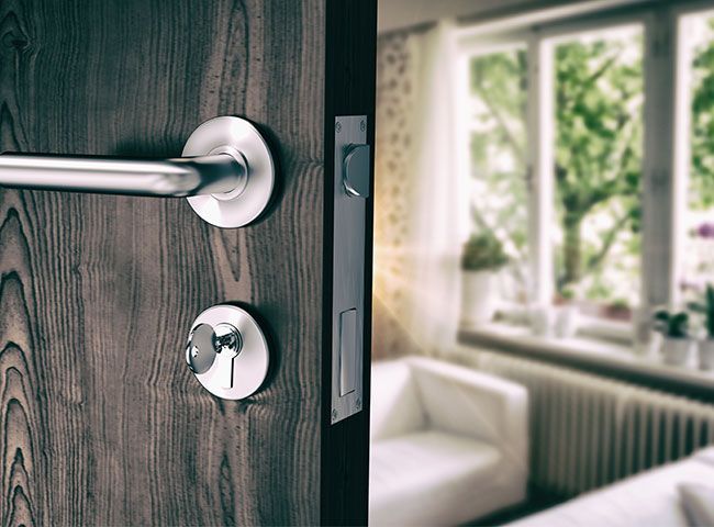 Porte ouverte avec une clé dans la serrure