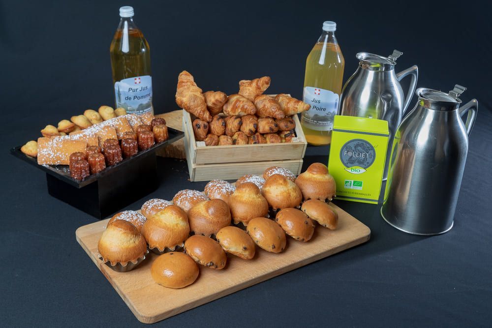 Petit déjeuner avec des viennoiseries