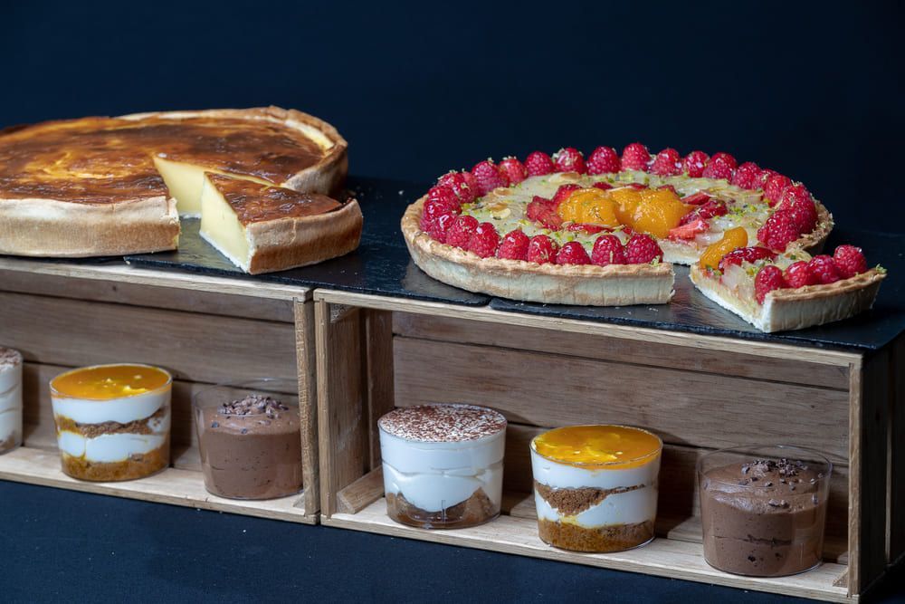 Plusieurs desserts dont des tartes