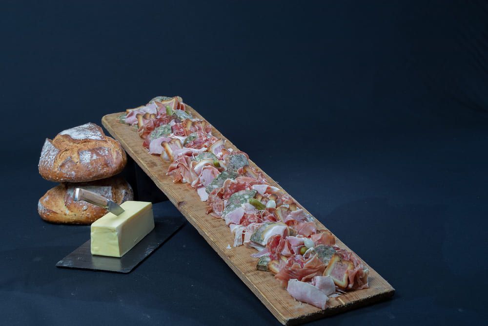 Plateau de charcuterie avec du pain