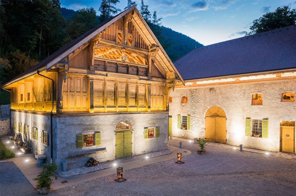 Salle des fêtes de nuit avec un éclairage de façade