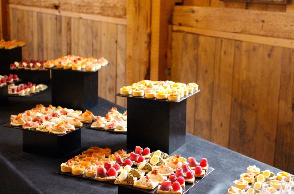 Buffet avec plateau de toasts