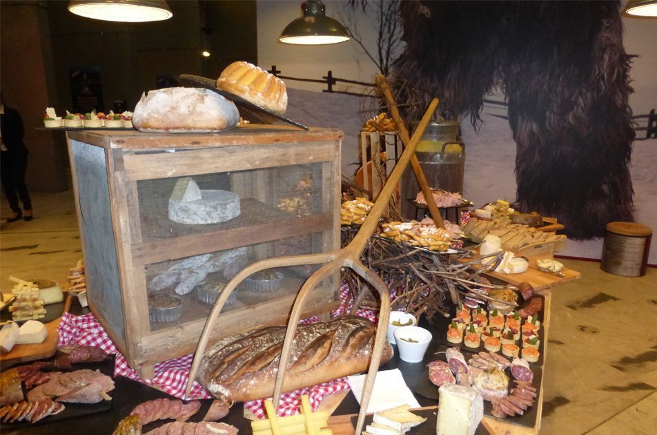 Buffet avec fromage et charcuterie