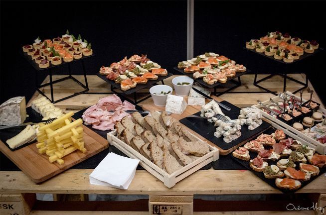 Diverses planches de charcuteries et fromages avec des toasts