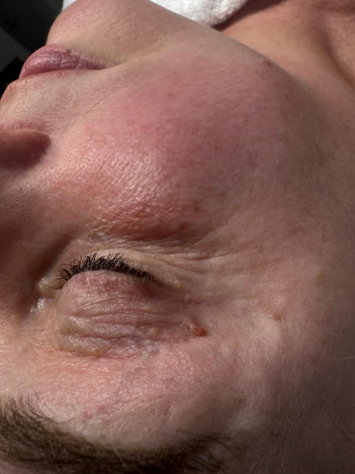 Nahaufnahme eines lächelnden Gesichts mit geschlossenen Augen, seitlich gedreht.