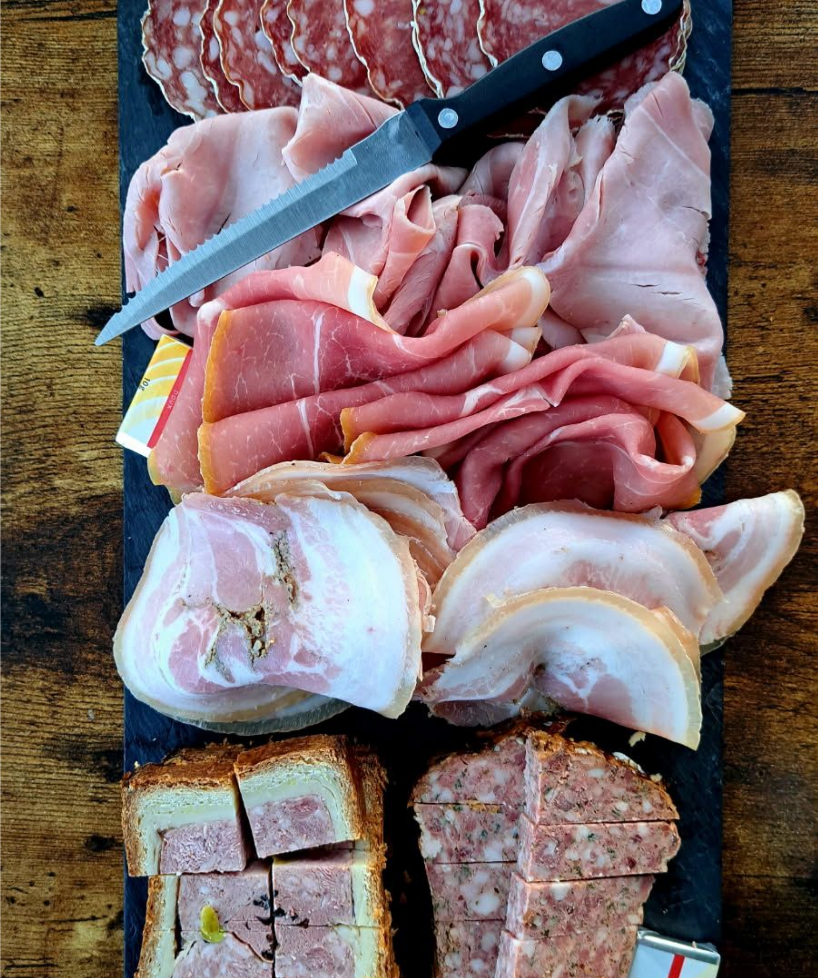Planche de charcuterie avec diverses viandes tranchées.