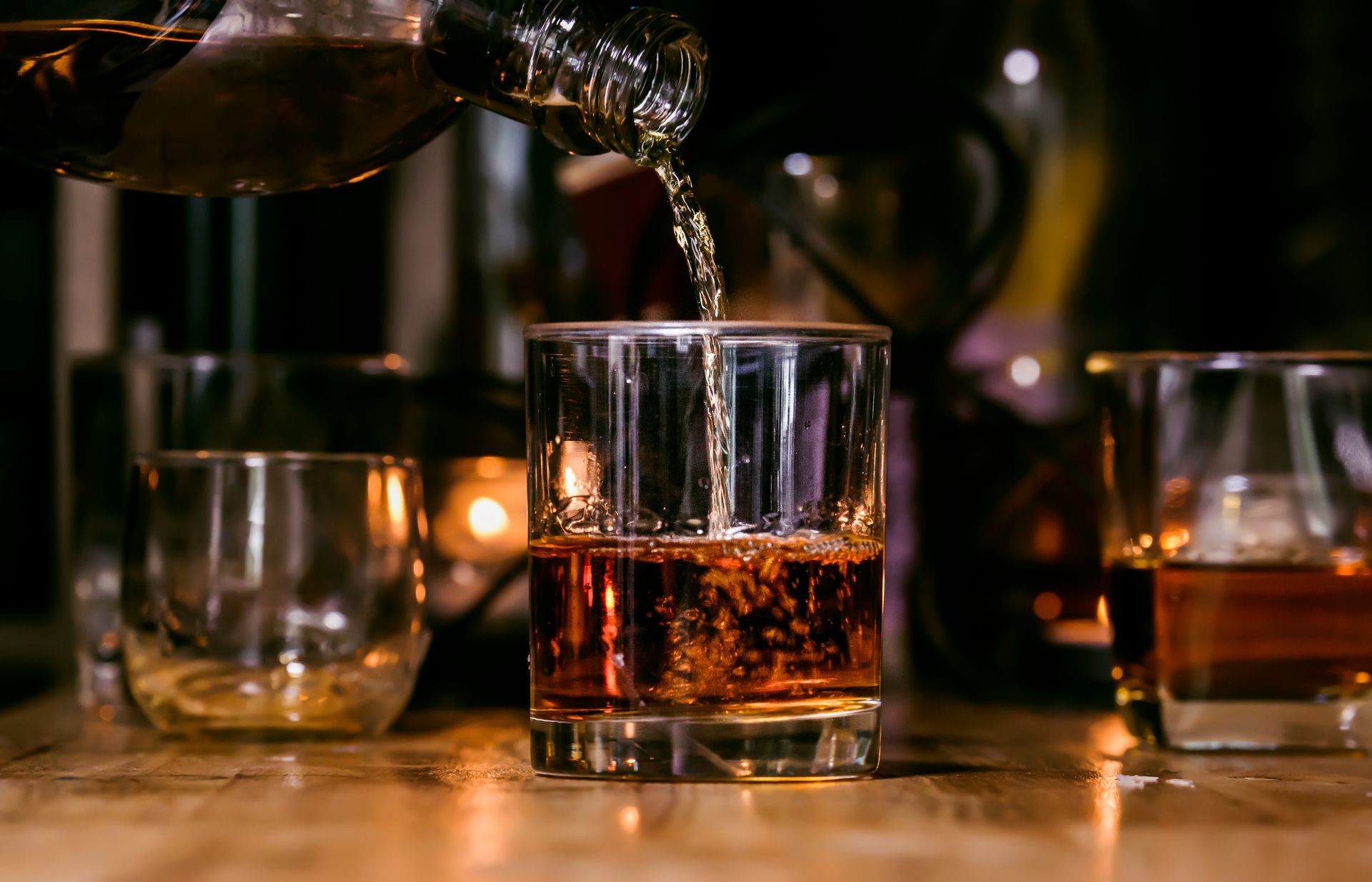 Du whisky est versé d'une bouteille dans un verre.