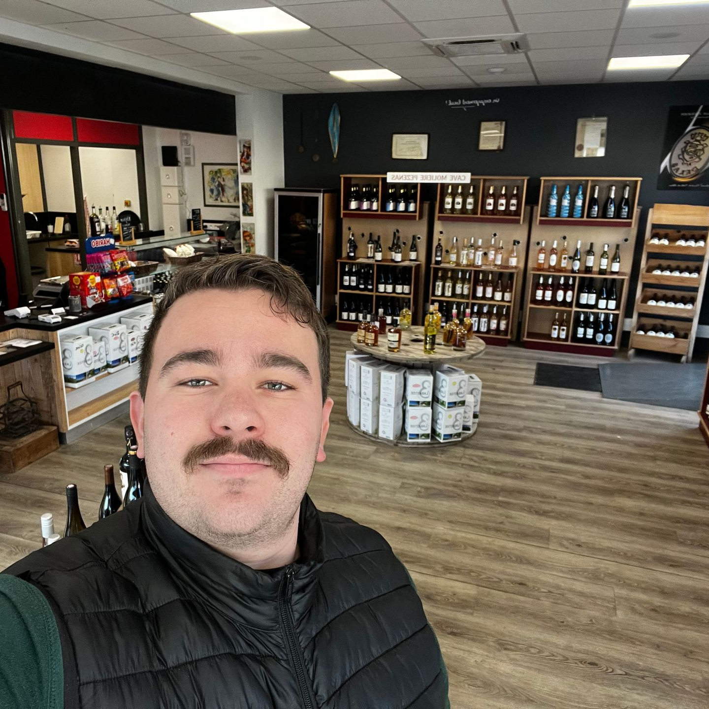 Le dirigeant de O blandinois à l'intérieur de sa cave.