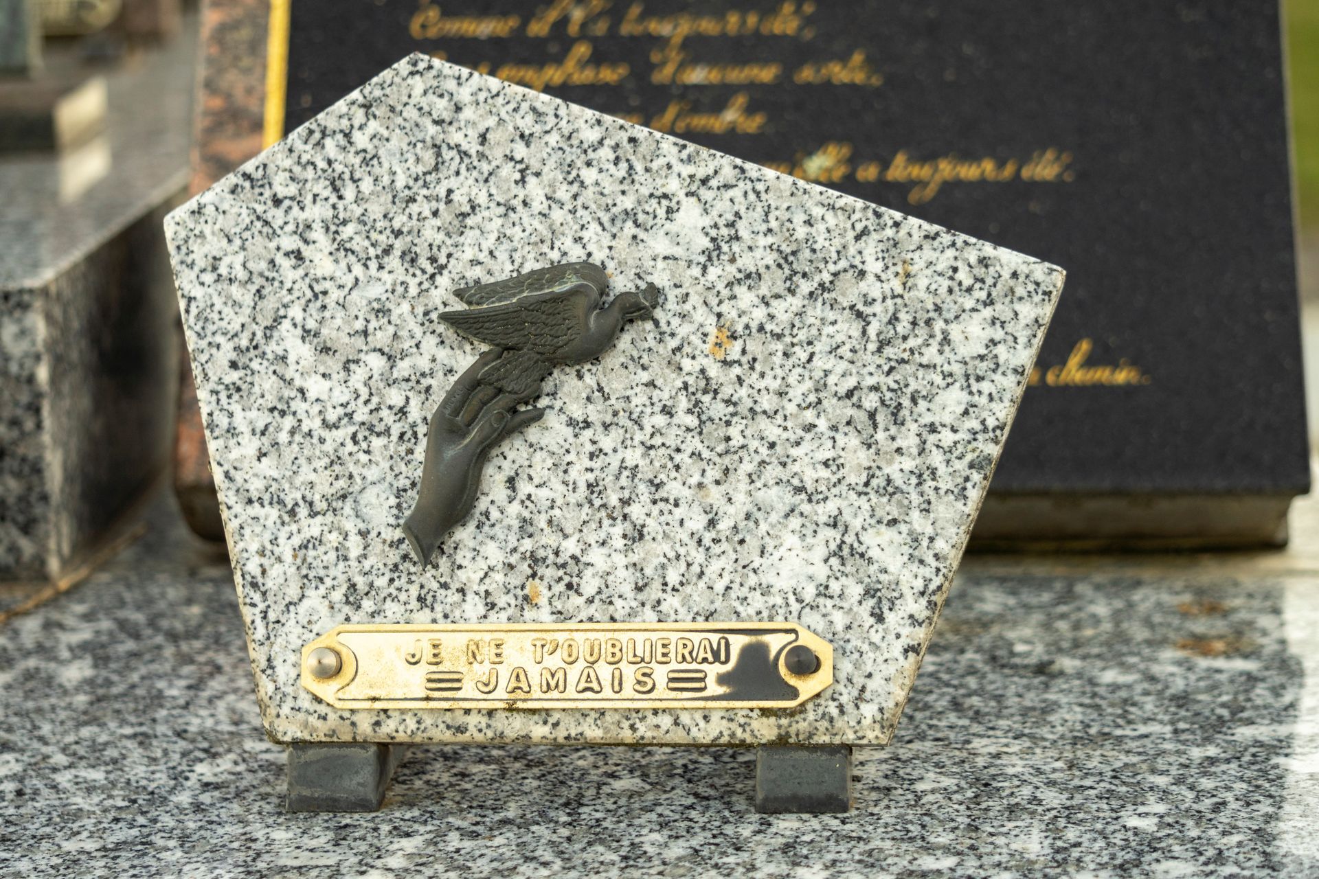 Une plaque funéraire posée sur un caveau