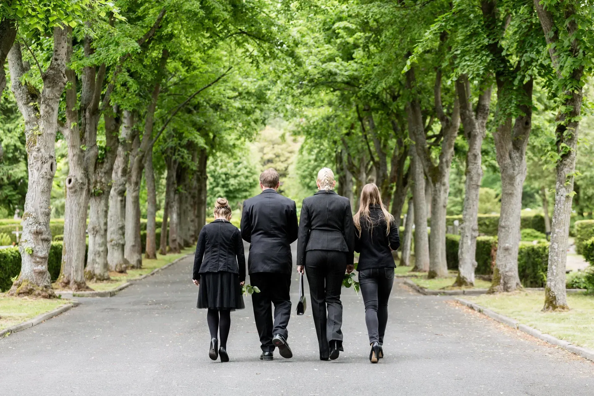 Une famille dans l'allée du cimetière