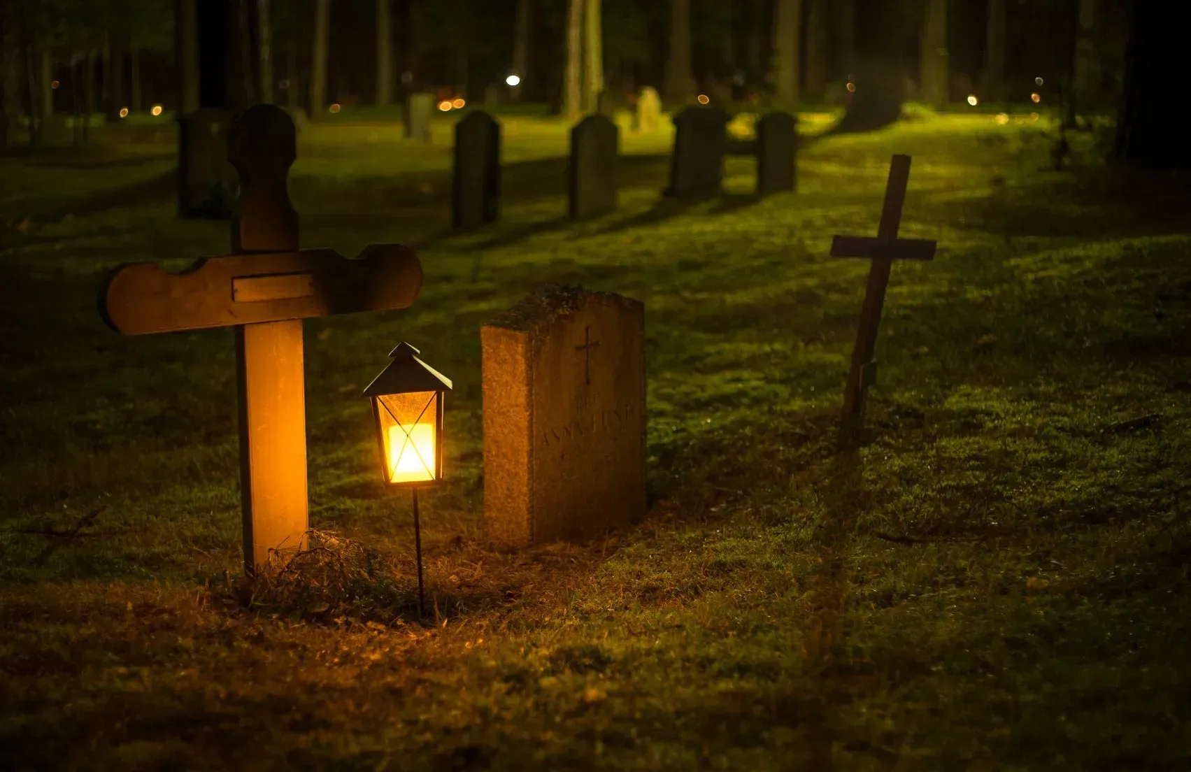Une lanterne à côté d'une tombe funéraire dans un cimetière