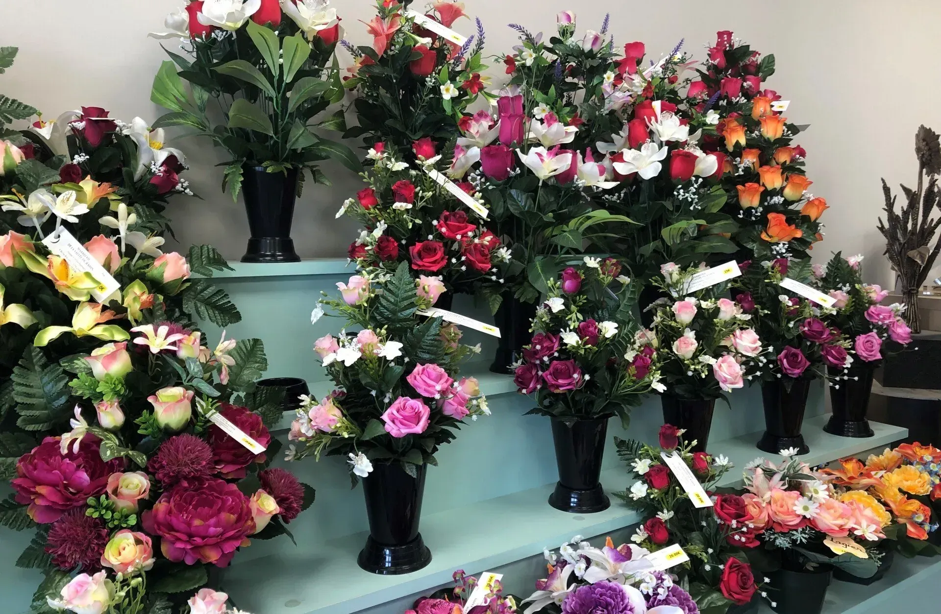 Des fleurs artificielles sur un présentoir