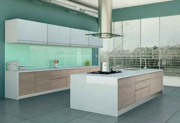 Cocina moderna con armarios blancos y de madera, isla central y grandes ventanales con vistas a la ciudad.