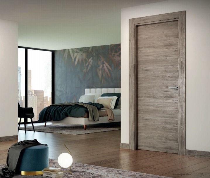 Dormitorio moderno con cama, ventana grande, suelo de madera y puerta cerrada.