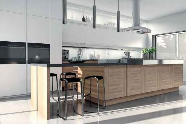Cocina moderna con gabinetes blancos, isla de madera clara, taburetes de bar negros y grandes ventanales.