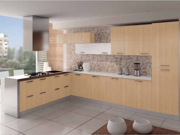 Cocina moderna minimalista con armarios de madera clara, suelo de baldosas y una gran ventana con vistas a la vegetación.