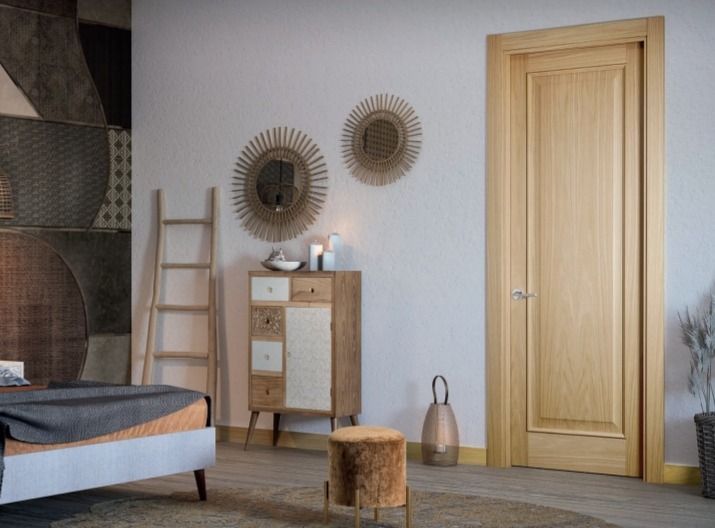 Dormitorio moderno con puerta de madera, estantería tipo escalera, espejos de pared tejidos y decoración natural.
