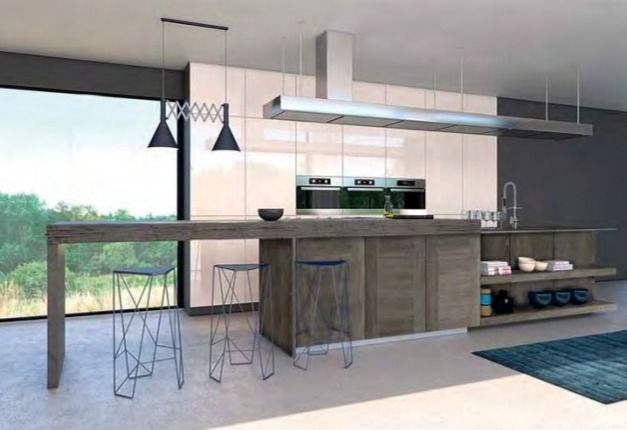 Cocina moderna minimalista con isla de mármol, taburetes de bar, lámparas colgantes y grandes ventanales.