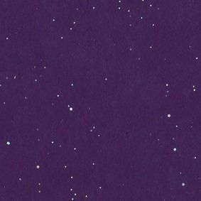 Cielo nocturno púrpura con estrellas dispersas