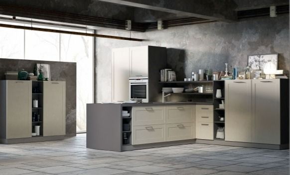 Exposición de cocinas modernas con gabinetes grises y blancos, isla y electrodomésticos de acero inoxidable.