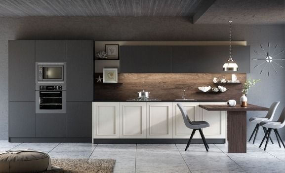 Cocina moderna gris con gabinetes blancos, encimera de madera, sillas de comedor y lámparas colgantes.