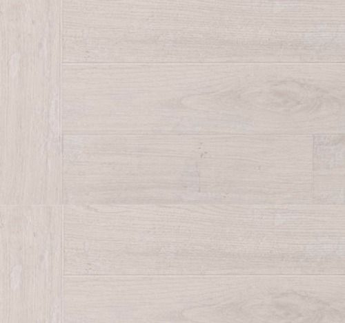 Paneles de pared de color beige claro con vetas de madera, con una sutil textura horizontal y una junta vertical más oscura en el lado izquierdo.
