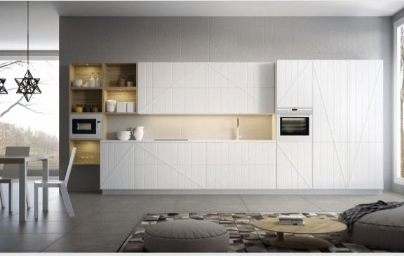 Cocina moderna minimalista con armarios blancos, estanterías de madera y zona de comedor abierta.