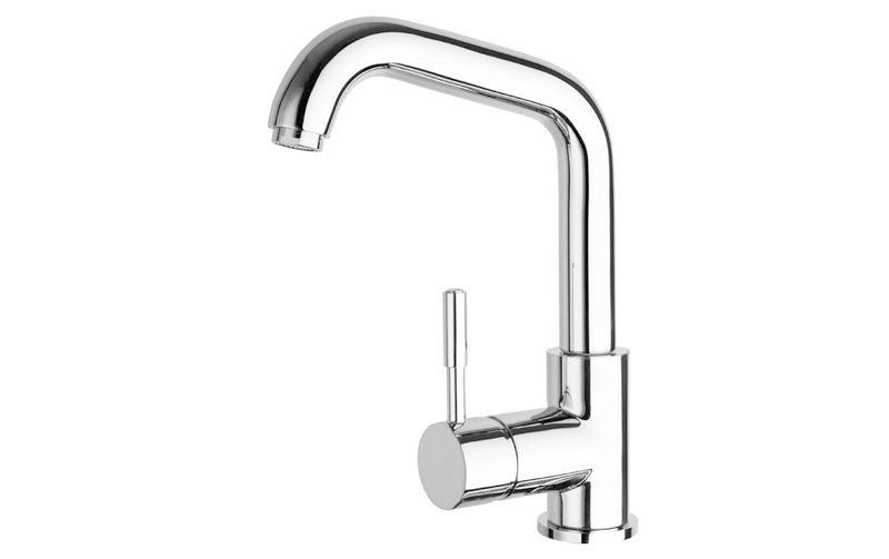 Grifo de cocina cromado con maneta monomando y caño curvo sobre fondo blanco.