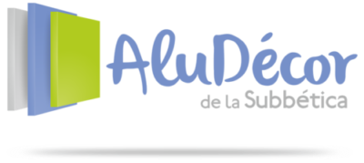 Logotipo de AluDecor de la Subbética con paneles abstractos azules y verdes sobre fondo blanco.