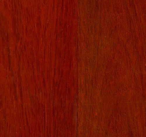 Primer plano de pelaje o pelo marrón rojizo con una suave raya vertical.