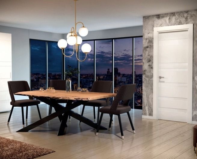 Comedor moderno con mesa de madera, cuatro sillas, lámparas colgantes y vistas a la ciudad al atardecer.