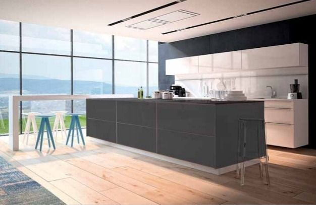 Cocina moderna y luminosa con isla oscura, armarios blancos y ventanales del suelo al techo con vistas a la ciudad.