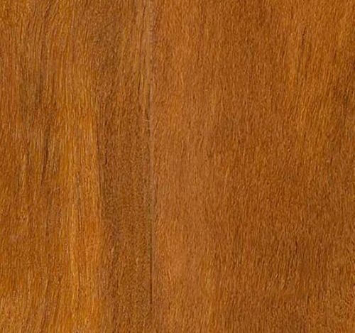 Primer plano de la textura de la veta de la madera de color marrón anaranjado con una costura vertical.