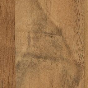 Primer plano de una imagen tenue y borrosa parecida a un rostro sobre una superficie de madera.