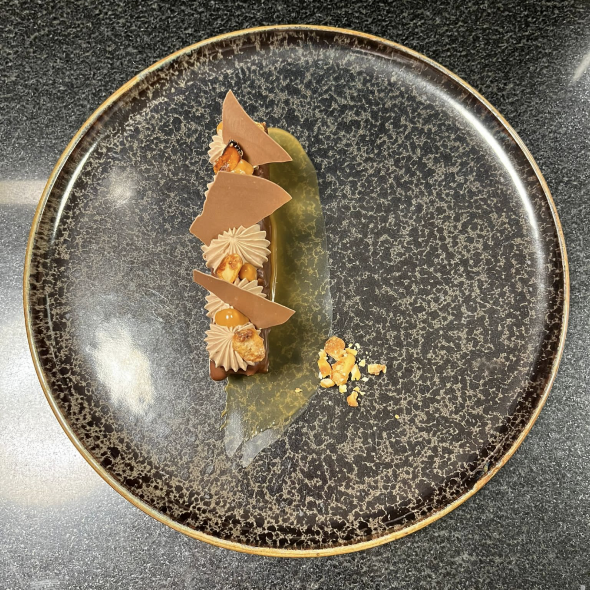 Un gâteau façon Snickers dans une assiette