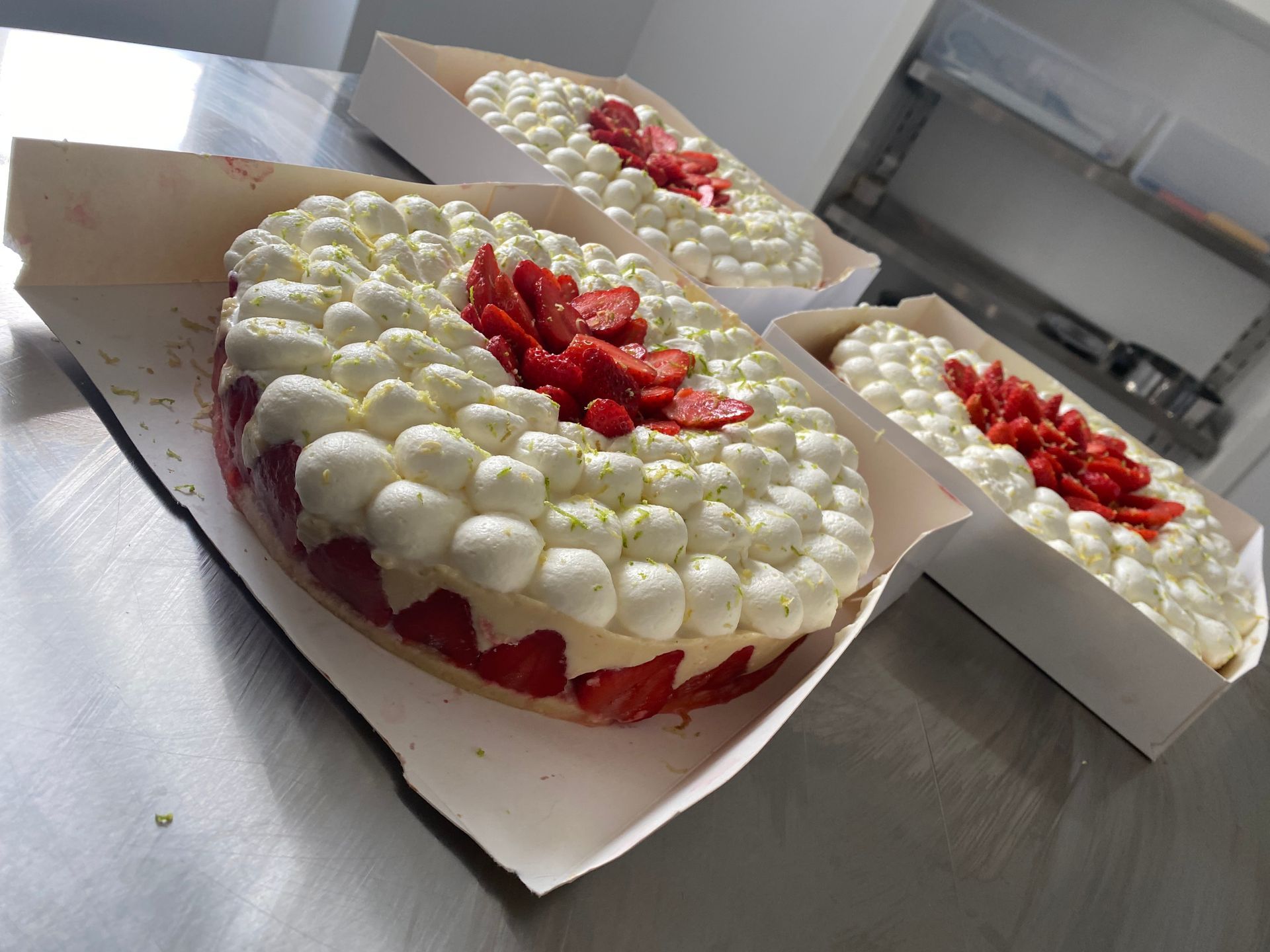 Des gâteaux à la fraise et à la crème pâtissière