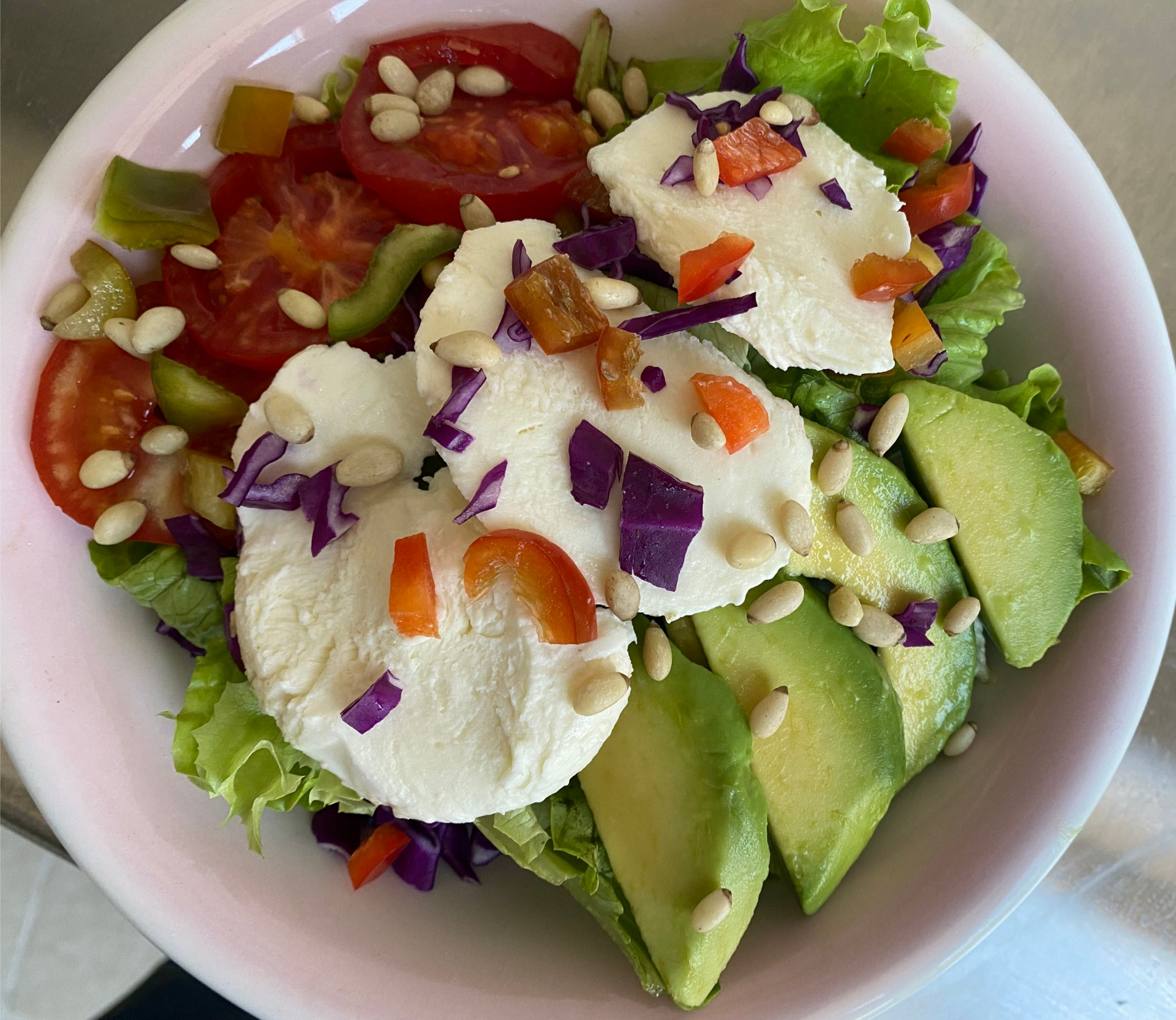 Une entrée avec légumes et mozzarella