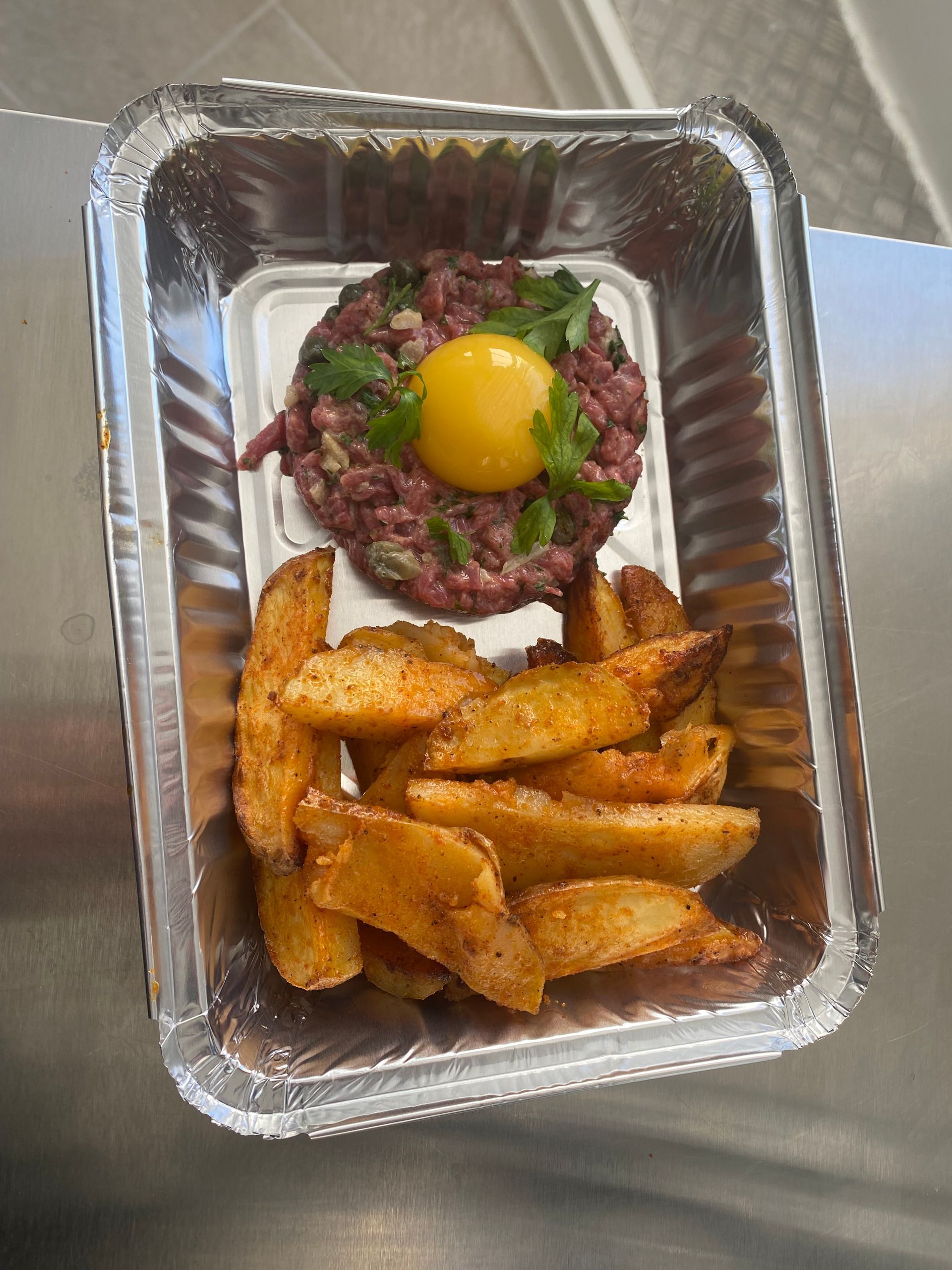 Un tartare de bœuf dans une barquette