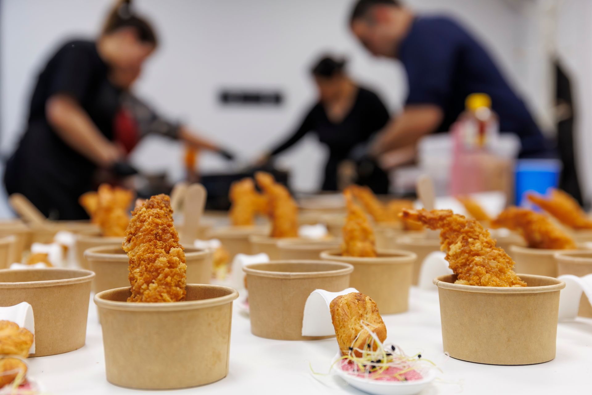 Des cuisiniers qui préparent des bouchées