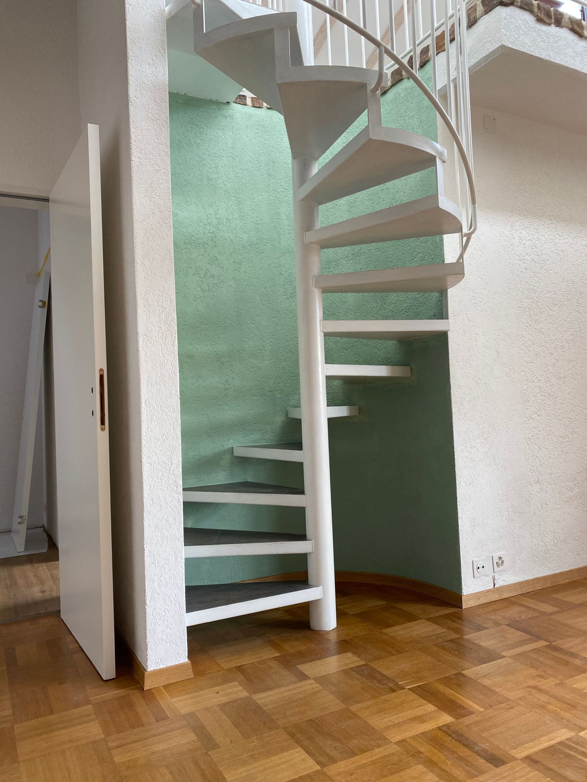 FARBIGE WANDGESTALTUNG