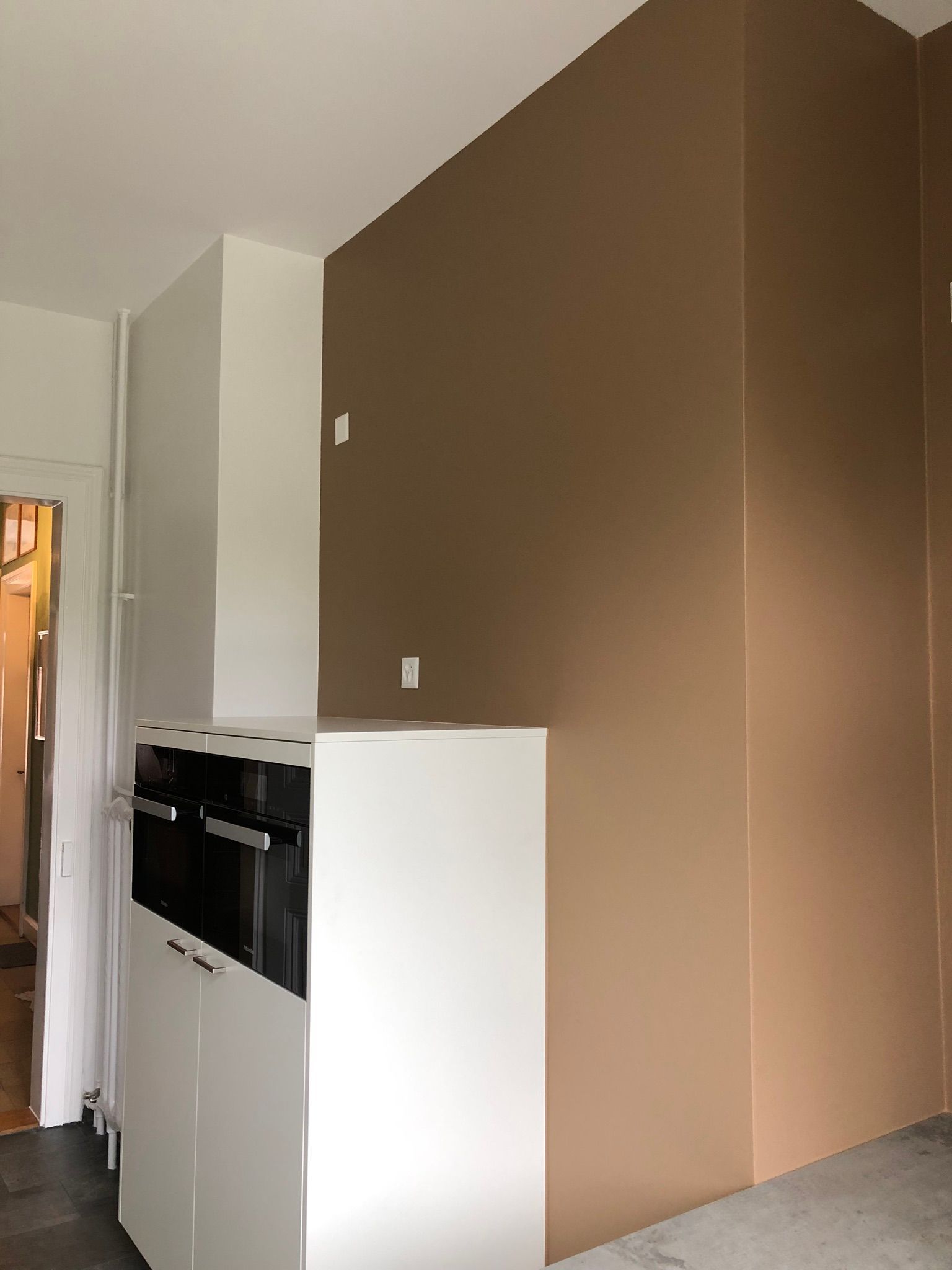 FARBIGE WANDGESTALTUNG