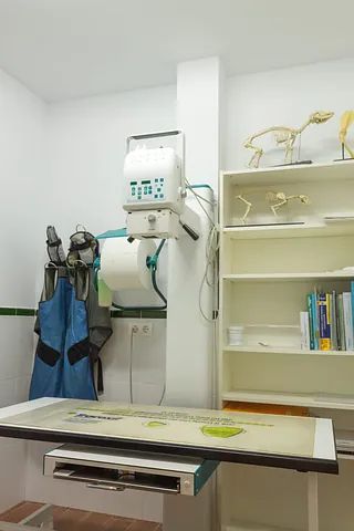 Una máquina de rayos X está colocada encima de una mesa en una habitación.
